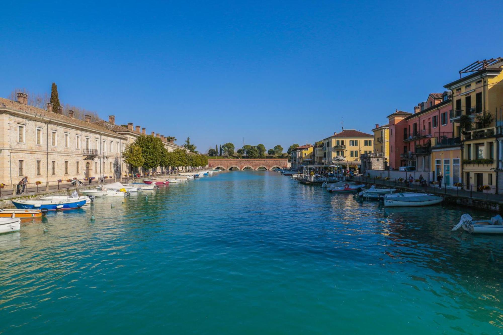 Le Finestre sul Borgo Rooms Peschiera del Garda Exterior foto