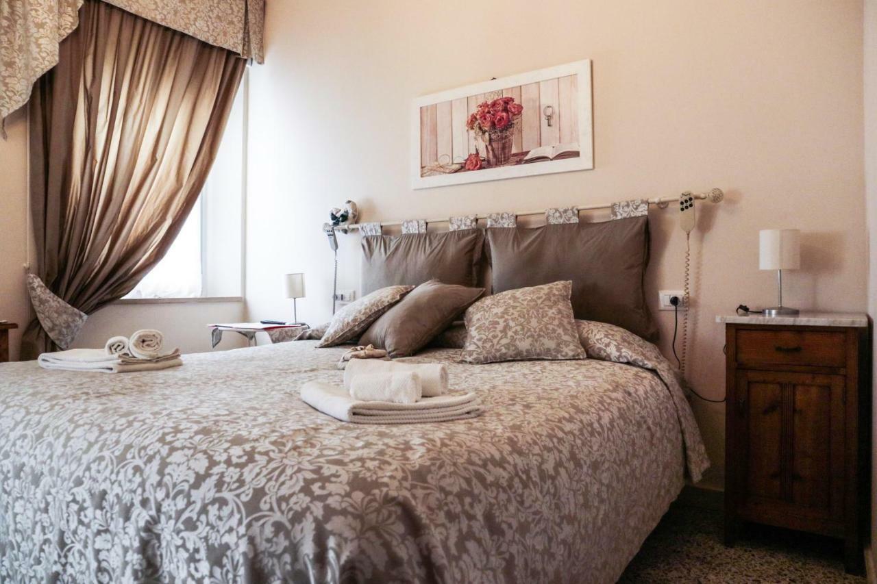 Le Finestre sul Borgo Rooms Peschiera del Garda Exterior foto